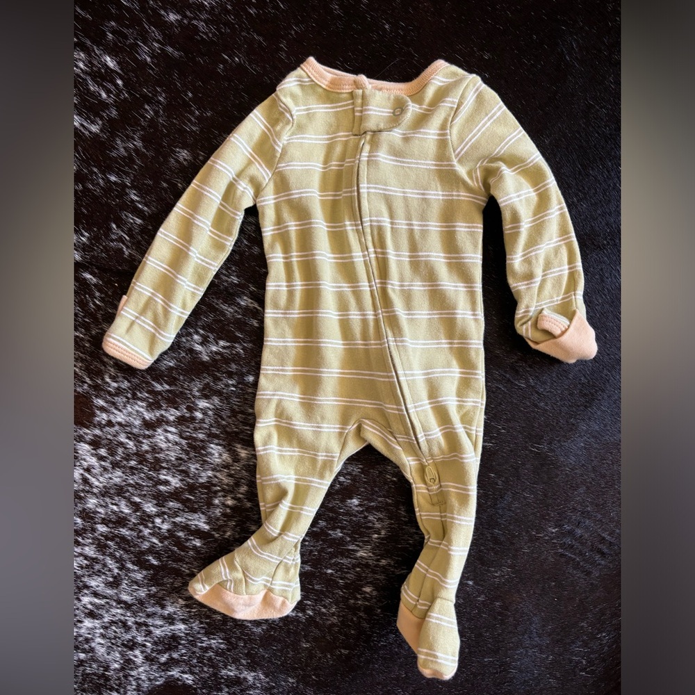 Newborn sleepers & outfits. No stains! Pet free/Smoke free home.